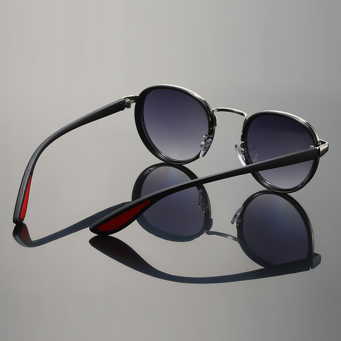 SOL™ | Gafas de sol negras con detalles rojos