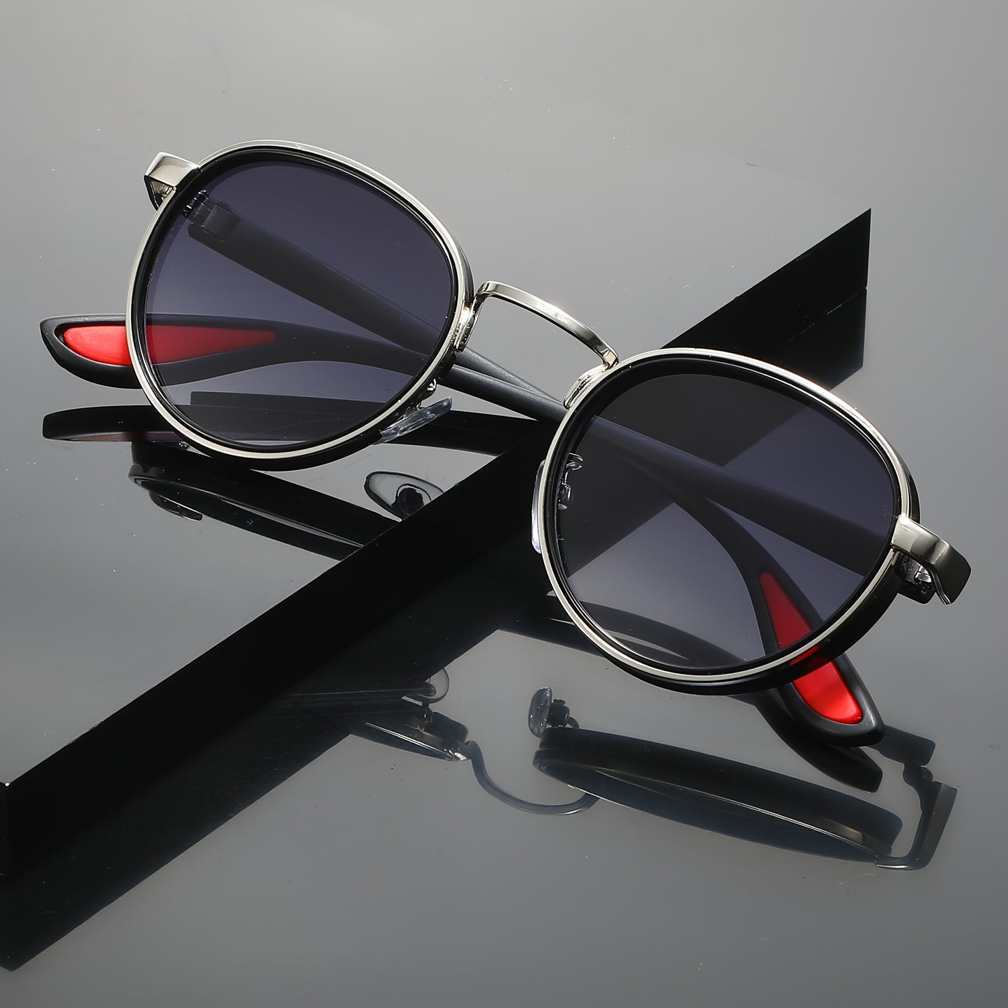 SOL™ | Gafas de sol negras con detalles rojos